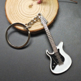 Přívěsek na klíče Kytara černo-bílá