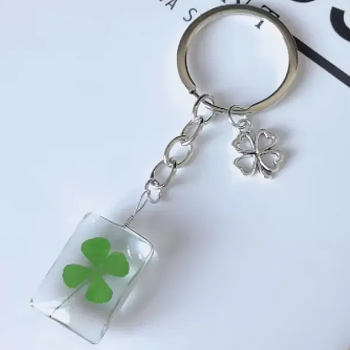 Přívěsek na klíče se čtyřlístky pro štěstí